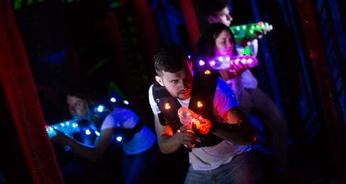 Lasertag avec hot-dog américain et boisson